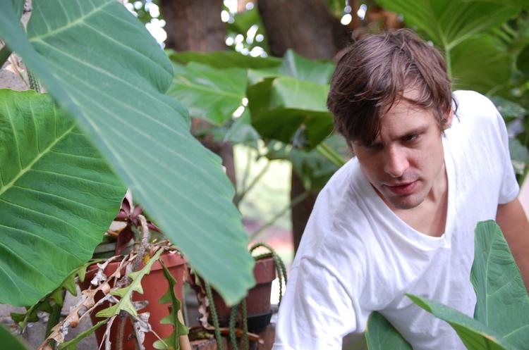 Excentriker. John Maus har en ph.d. i politisk filosofi. Dette afholder ham imidlertid ikke fra at lave dyster synthpop. 