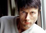 Suede-forsangeren Brett Andersons fjerde soloalbum har 3-4 gode sange, men resten skæmmes af tyndbenede melodier og ikke alt for oplagte sprogblomster. 