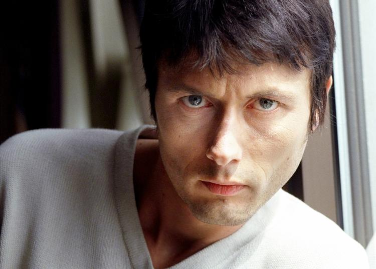 Suede-forsangeren Brett Andersons fjerde soloalbum har 3-4 gode sange, men resten skæmmes af tyndbenede melodier og ikke alt for oplagte sprogblomster. 