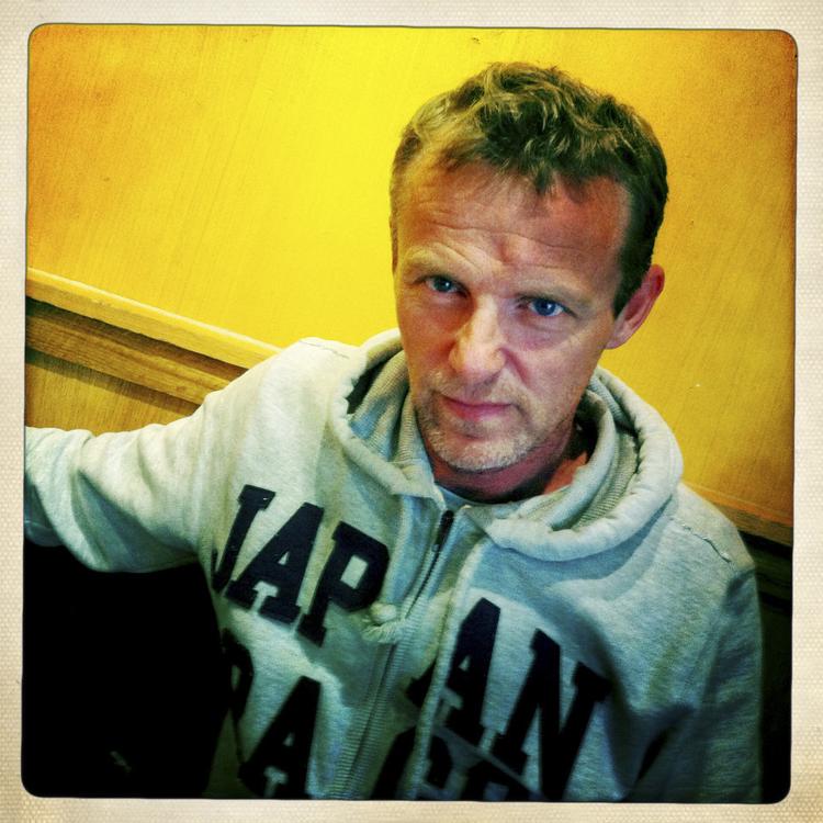 Fortæller. Jo Nesbø elsker at fortælle: »Jeg tror, det er en slags  social refleks at fortælle en historie. At give sit  bidrag, når man sidder omkring lejrbålet«. 