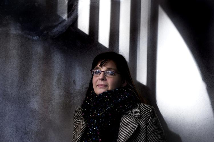 Henriette Rostrup er god til at skabe spænding. Men romanens plot er en anelse svært at tro på. 