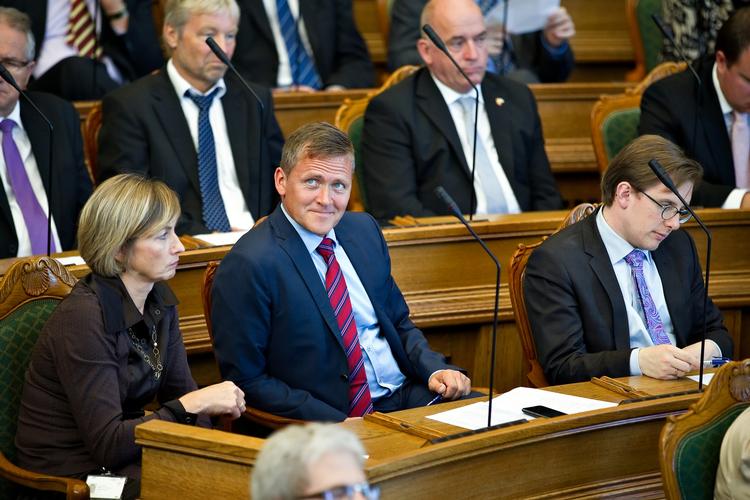 Gråzone. Det er altid bedre at gå til politiet end til rockere, siger politiske partier til Anders Samuelsen. 