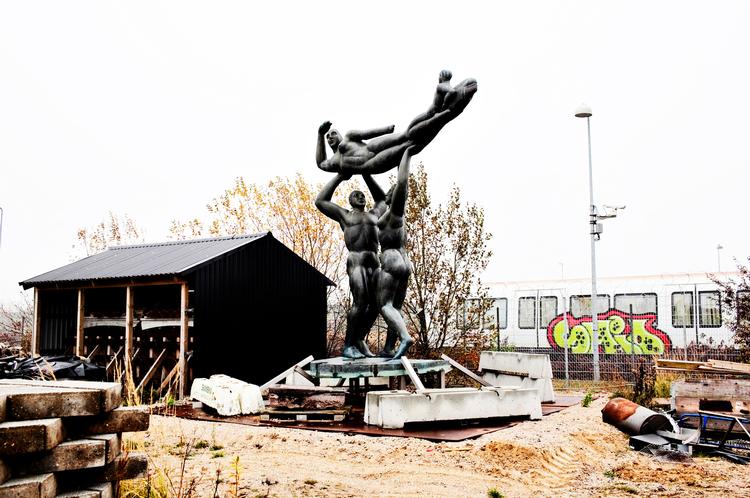 Kunstdepot. En del kunstværker fra byens rum skal bo hos Metroselskabet i Ørestad i de syv år, Cityringbyggeriet er planlagt til at vare. Publikum herude er primært opsynsmanden Plads-Preben og mågerne. Her ses Svend Wiig Hansens værk 'Slægt løfter slægt'. 