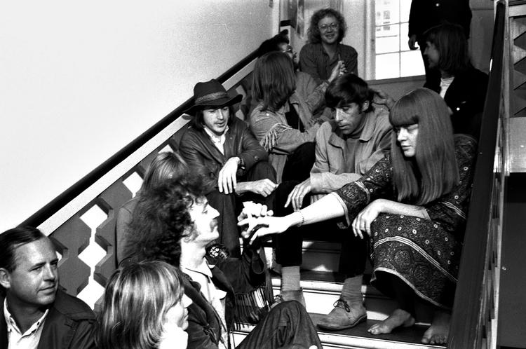 Hippieminder. Der er gang i hashpiben på Kulturministeriets trappe.  Niels Skousen, med hatten, er omgivet af blandt andre Charlotte Strandgård, Ebbe Reich, Erik Thygesen og Klaus Rifbjerg. 