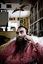 Lighed. Rasputin kigger ud fra omslaget på Rune T. Kiddes. Er der ikke en vis lighed mellem forfatter og fortæller? 