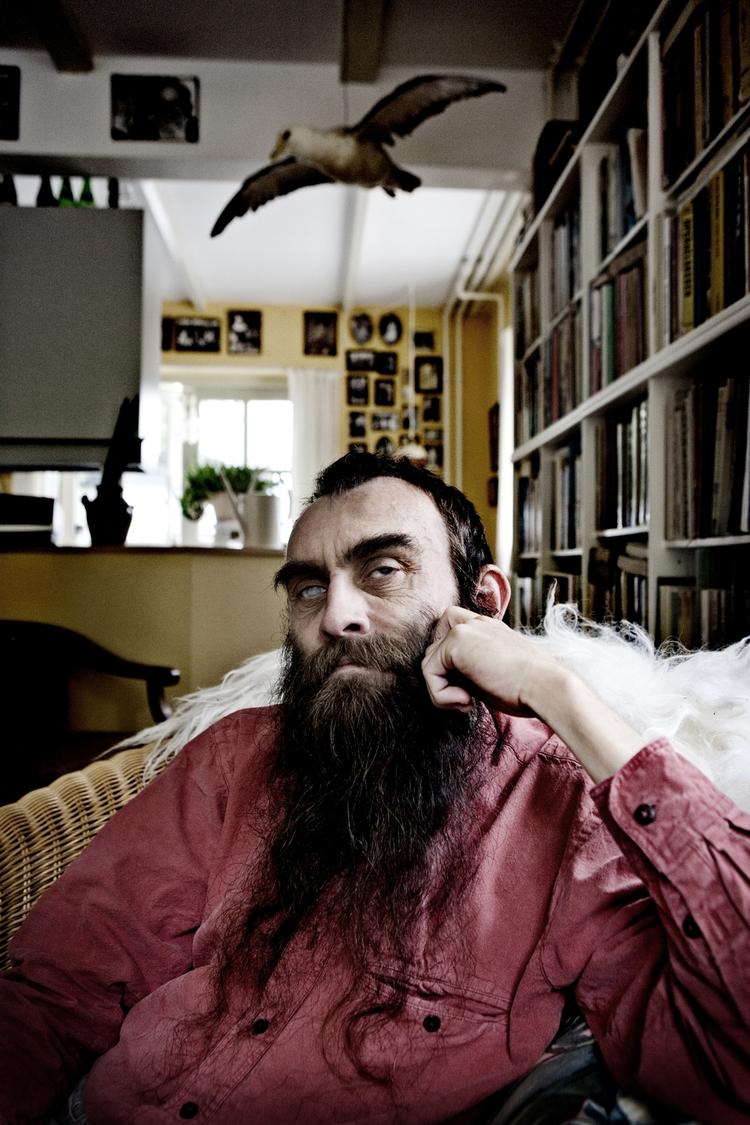 Lighed. Rasputin kigger ud fra omslaget på Rune T. Kiddes. Er der ikke en vis lighed mellem forfatter og fortæller? 