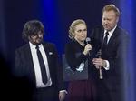 Beklemt. Agnes Obel vandt hele fem DMA-priser. Her ses hun mellem værterne Anders Lund Madsen og Anders Breinholt. 