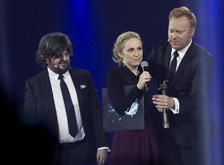 Beklemt. Agnes Obel vandt hele fem DMA-priser. Her ses hun mellem værterne Anders Lund Madsen og Anders Breinholt. 