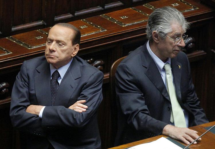 Rygter. Silvio Berlusconi (TV) har ingen planer om at gå af, siger han forud for kritisk afstemning i morgen og vedholdende rygter om hans afgang. 