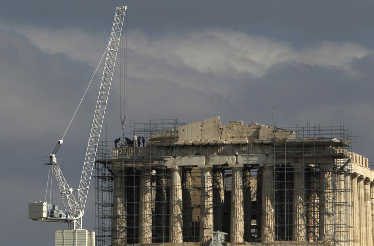 Uro. De sorte skyer hænger næsten symbolsk over  Parthenon-templet i Athen, hvor politikerne i weekenden har kæmpet for at undgå det totale kaos. 