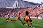 Klasse. Marco van Basten (bagerst) jubler sammen med Ruud Gullit efter en fantastisk scoring i finalen i 1988. 