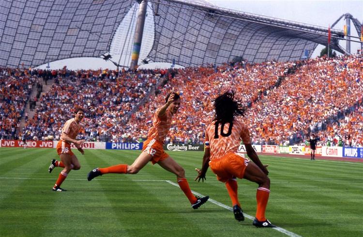 Klasse. Marco van Basten (bagerst) jubler sammen med Ruud Gullit efter en fantastisk scoring i finalen i 1988. 