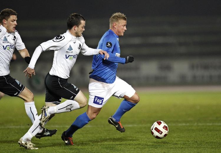 friløber. Efter at være skiftet fra Lyngby til Randers behøver Lasse Rise (i blåt) ikke længere at føle sig forfulgt af fortiden. 
