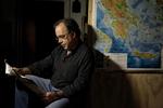 desillusioneret. Herboende Iannis Gavalias får hver uge tilsendt en græsk avis, der flyder over med dårlige nyheder om den aktuelle elendige situation i hans hjemland, Grækenland. 