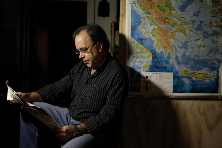desillusioneret. Herboende Iannis Gavalias får hver uge tilsendt en græsk avis, der flyder over med dårlige nyheder om den aktuelle elendige situation i hans hjemland, Grækenland. 