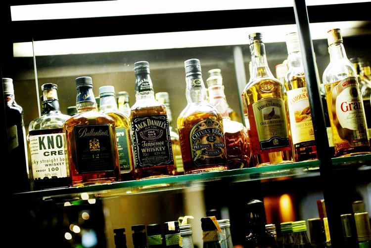 Aldersgrænse. Nu skal du være 18 år for at fylde barskabet op i den lokale kiosk. 