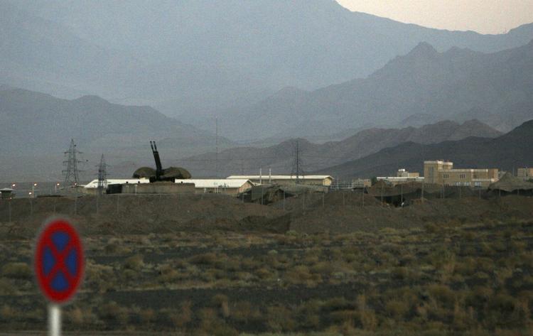 Atomforsøg. Arkivbillede fra 2007. Antiluftskyts beskytter Irans facilitet til at berige uran i Natanz. 