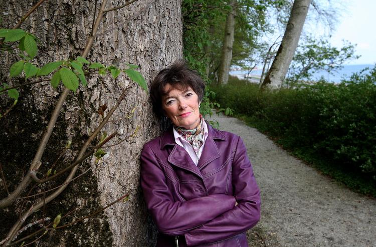 Publicist. Forfatteren Jane  Aamund har siden 1980 været journalist ved Berlingske. Men det er ikke mindst hendes lange liste af  bøger, der har givet fødselaren en endog meget stor læserskare. 