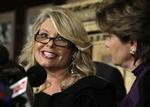 Anklaget. Den forhenværende pizzakonge og nuværende republikanske præsidentkandidat Herman Cain vil sent i aften dansk tid udtale sig om de sex-anklager, der er fremsat mod ham. Senest stod i går Sharon Bialek frem og beskrev, hvordan Cain angiveligt havde forgrebet sig på hende. 