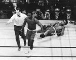 Sejr. Det første møde mellem Frazier (t.v.) og Ali (liggende) var så hårdt, at der efter kampen gik rygter om, at Frazier var død. Frazier vandt 'Fight og the Century' i New York 8. marts 1971 efter 15 udmarvende omgange. 