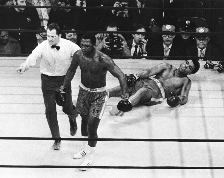 Sejr. Det første møde mellem Frazier (t.v.) og Ali (liggende) var så hårdt, at der efter kampen gik rygter om, at Frazier var død. Frazier vandt 'Fight og the Century' i New York 8. marts 1971 efter 15 udmarvende omgange. 