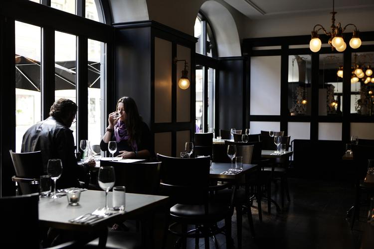 Forvandling. Sådan så der ud for et år siden. Nu er de mørke farver i stueetagen på hotel Kong Frederik forsvundet, så den nye italienske restaurant er anderledes lys. (arkivfoto) 