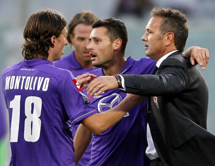 Exit. Landsholdsspilleren Riccardo Montolivo skal have ny træner efter fyringen af Sinisa Mihajlovic (t.h.), der er indehaver af rekorden som den mest træfsikre frisparksskytte i Serie A's historie. 