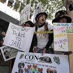Sejr. Trofaste Michael Jackson-fans jublede, da dommen blev afsagt i Criminal Justice Center i Los Angeles i aftes dansk tid. Men hvad skal det bruges til, spørger flere sig selv om dagen derpå. 