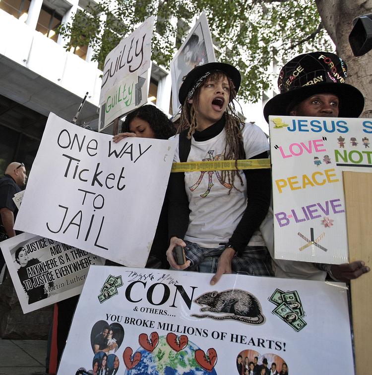 Sejr. Trofaste Michael Jackson-fans jublede, da dommen blev afsagt i Criminal Justice Center i Los Angeles i aftes dansk tid. Men hvad skal det bruges til, spørger flere sig selv om dagen derpå. 