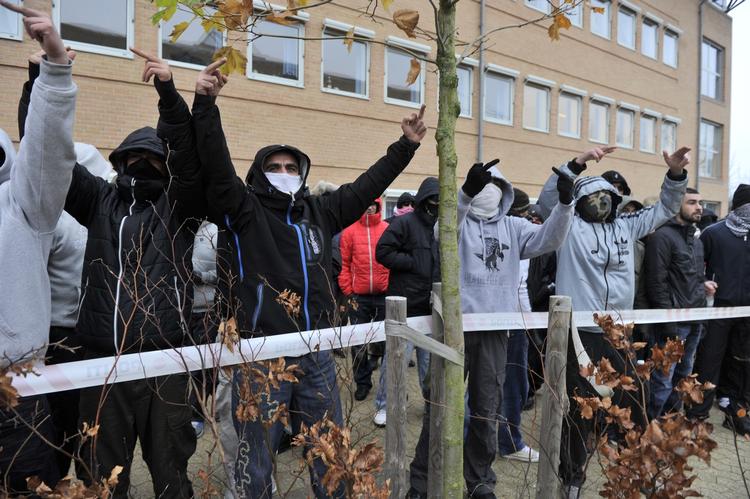 Politiet har anholdt flere personer foran retten i Glostrup, hvor der opstod slagsmål mellem flere bandegrupperinger. 
