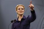 Pegefinger. Man bør gå direkte til politiet, hvis man kommer i forbindelse med organiseret kriminalitet, mener statsministeren. 