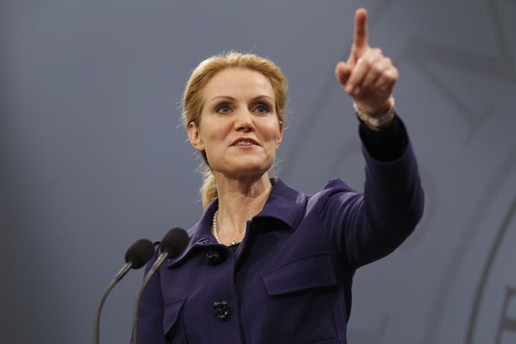 Pegefinger. Man bør gå direkte til politiet, hvis man kommer i forbindelse med organiseret kriminalitet, mener statsministeren. 
