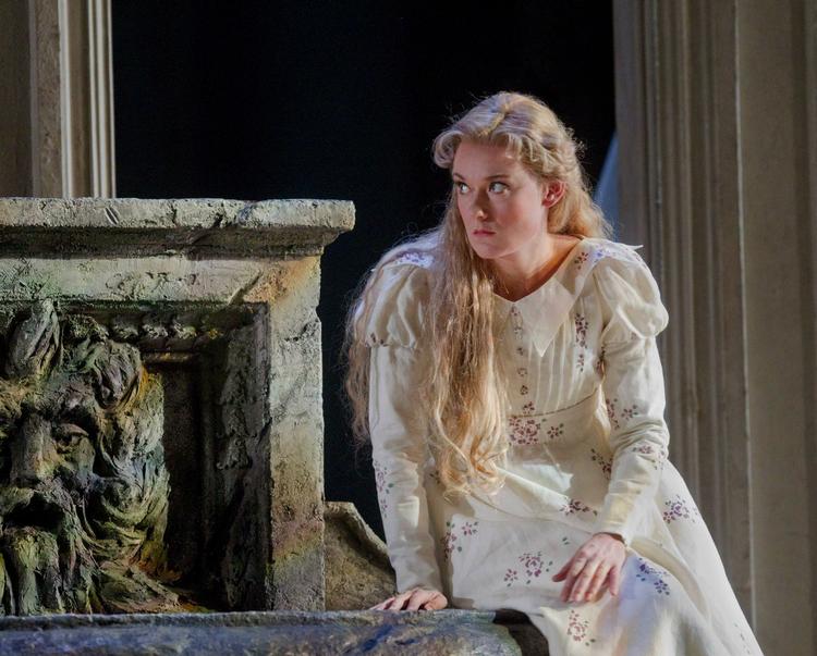 Stjerne. Erkendelsen af, at Magdalena Kozena er en af tidens største mezzosopraner, har ikke rigtig bredt sig i Danmark. Her er hun fotograferet på Metropolitan Opera i New York. 