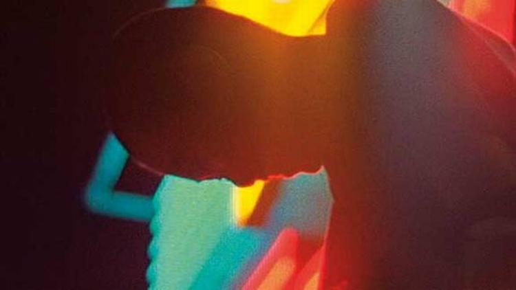 silhuet. I smukke sølvgrå optagelser med ekko fra det fotografiske negativs 'spøgelsesportrætter' følger vi Kuichi og forstår snart, at han er opslugt af ufoer og aliens. 