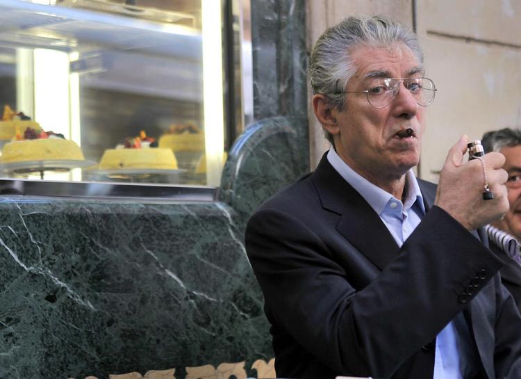 magtfuld. Umberto Bossi står i spidsen for det ene af to partier i den italienske koalitionsregering. 