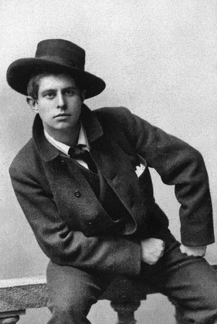 Forføreren. Den poserende yngling Knud Rasmussen i dandyudstyr. Stor i slaget, selv om hatten - på sned -  synes et nummer for lille. 