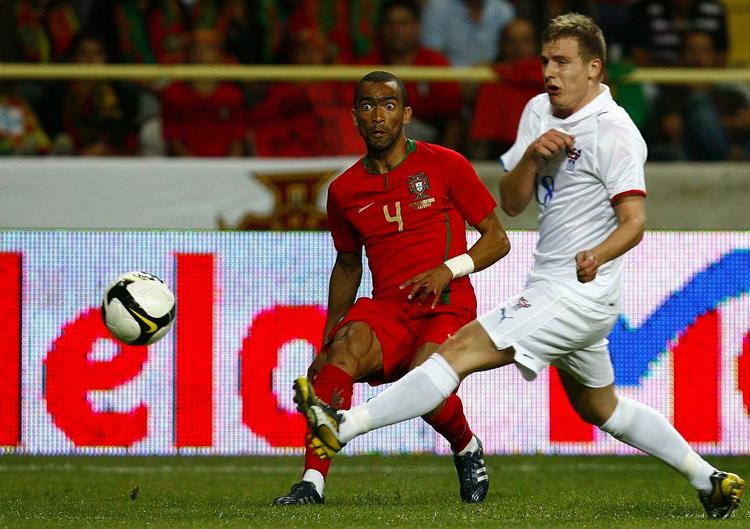 Uklar. Jose Bosingwa (t.v.) har spillet 27 landskampe - en var mod Færøerne tilbage i 2008. 