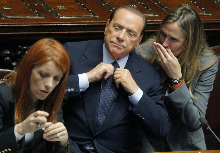 Sejr. Ministerpræsident Silvio Berlusconi - her blandt to af sine ministre - fik 308 stemmer ved dagens afstemning. 