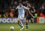 Stjerne. Carlos Tévez er skrap på en fodboldbane, men han kunne ikke drible sig uden om at betale en millionbøde (t.v.) 