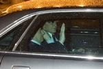 Afgang. Silvio Berlusconi (t.v.) kørte her til aften til den italienske præsident og meddelte, at han trækker sig, når økonmiske reformer er blevet vedtaget. 