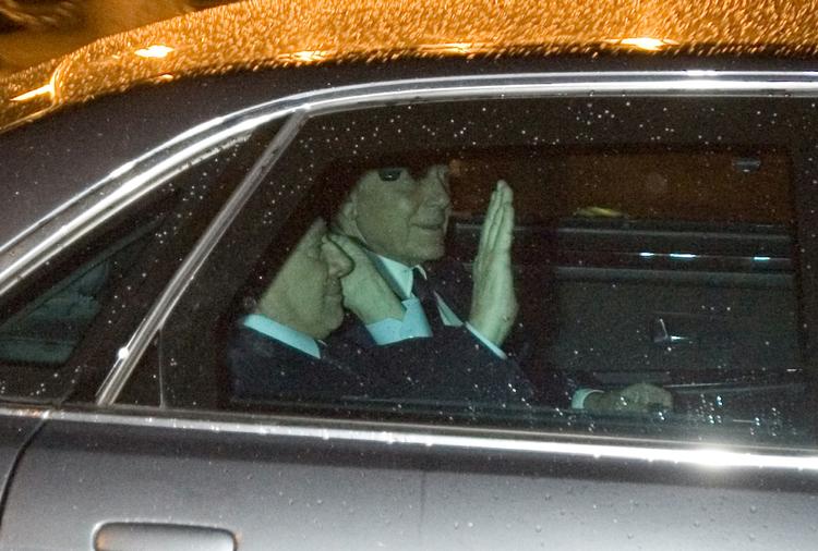 Afgang. Silvio Berlusconi (t.v.) kørte her til aften til den italienske præsident og meddelte, at han trækker sig, når økonmiske reformer er blevet vedtaget. 