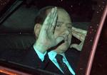 Afsked. Silvio Berlusconi vinker til pressen, efter at han har fortalt præsidenten, at han inden længe træder tilbage. 