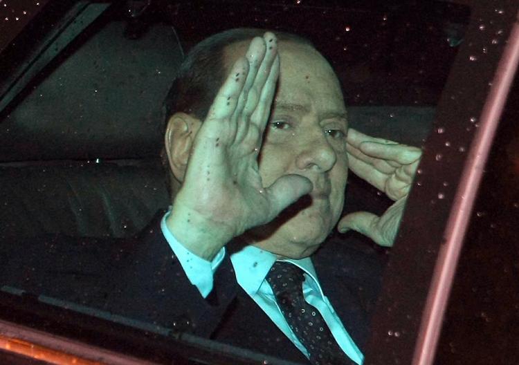 Afsked. Silvio Berlusconi vinker til pressen, efter at han har fortalt præsidenten, at han inden længe træder tilbage. 