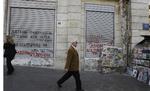 Forskanset. En forretning i Athen har forskanset sig bag et metalrullegardin. Flere og flere butikker vælger at beskytte sig, da de risikerer at blive smadret ved de jævnlige demonstrationer mod regeringens sparekrav. 