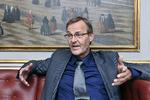 Overdragelsesforretning. Ole Sohn overdrog som DKP-formand i 1989 partiets arkivalier til Arbejderbevægelsens Arkiv og Bibliotek. 