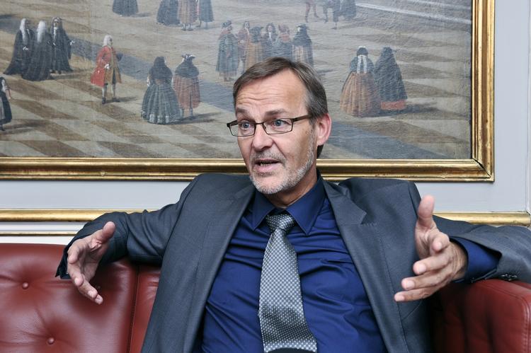 Overdragelsesforretning. Ole Sohn overdrog som DKP-formand i 1989 partiets arkivalier til Arbejderbevægelsens Arkiv og Bibliotek. 