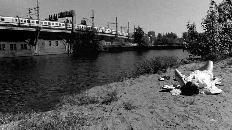 Tømmermænd. Den sort-hvide 'Anna Pavlova lebt in Berlin'  bliver på sin egen originale, indimellem bizart morsomme og rørende måde et portræt af det livfulde, glade forfald. 