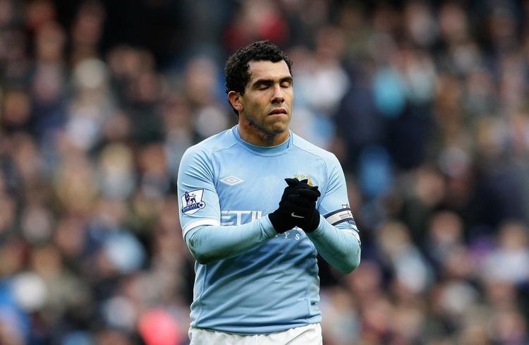 Tvær. Manchester City's Carlos Tevez nægtede at lade sig skifte ind i kamp. 