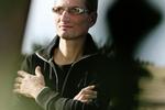 Våbensmugler. Niels Holck har indrømmet, at han har deltaget i nedkastning af våben til indiske oprørere, men Østre Landsret har afvist at udlevere ham. 