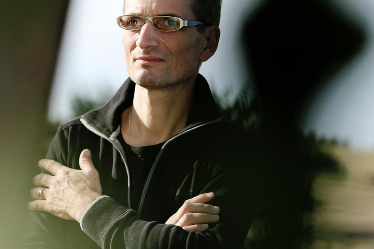 Våbensmugler. Niels Holck har indrømmet, at han har deltaget i nedkastning af våben til indiske oprørere, men Østre Landsret har afvist at udlevere ham. 